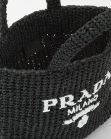Маленькая сумка-тоут Prada, связанная крючком