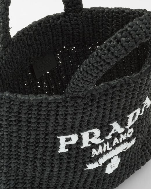 Маленькая сумка-тоут Prada, связанная крючком