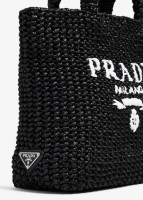 Маленькая сумка-тоут Prada, связанная крючком