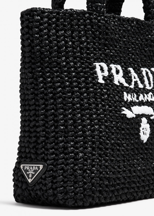 Маленькая сумка-тоут Prada, связанная крючком
